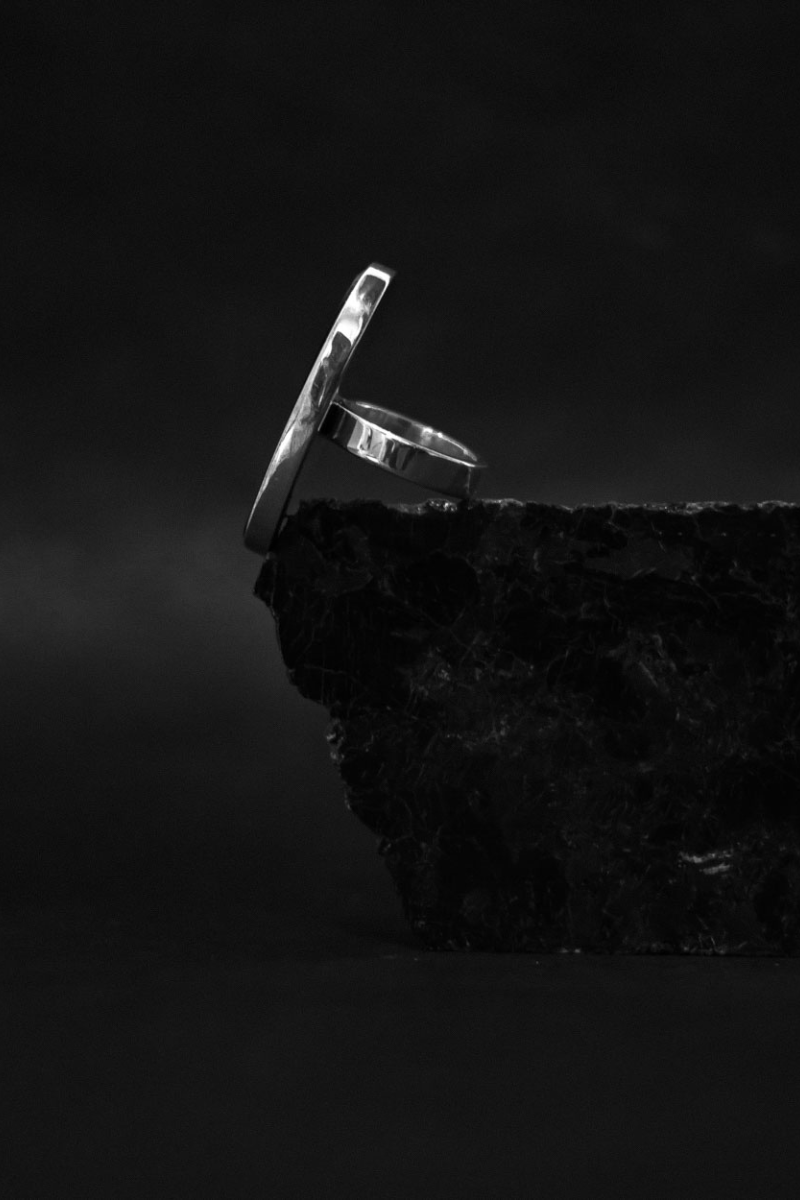 RO STUDIO_OVAL ONYX SILVER RING 201120 - Diana Arno